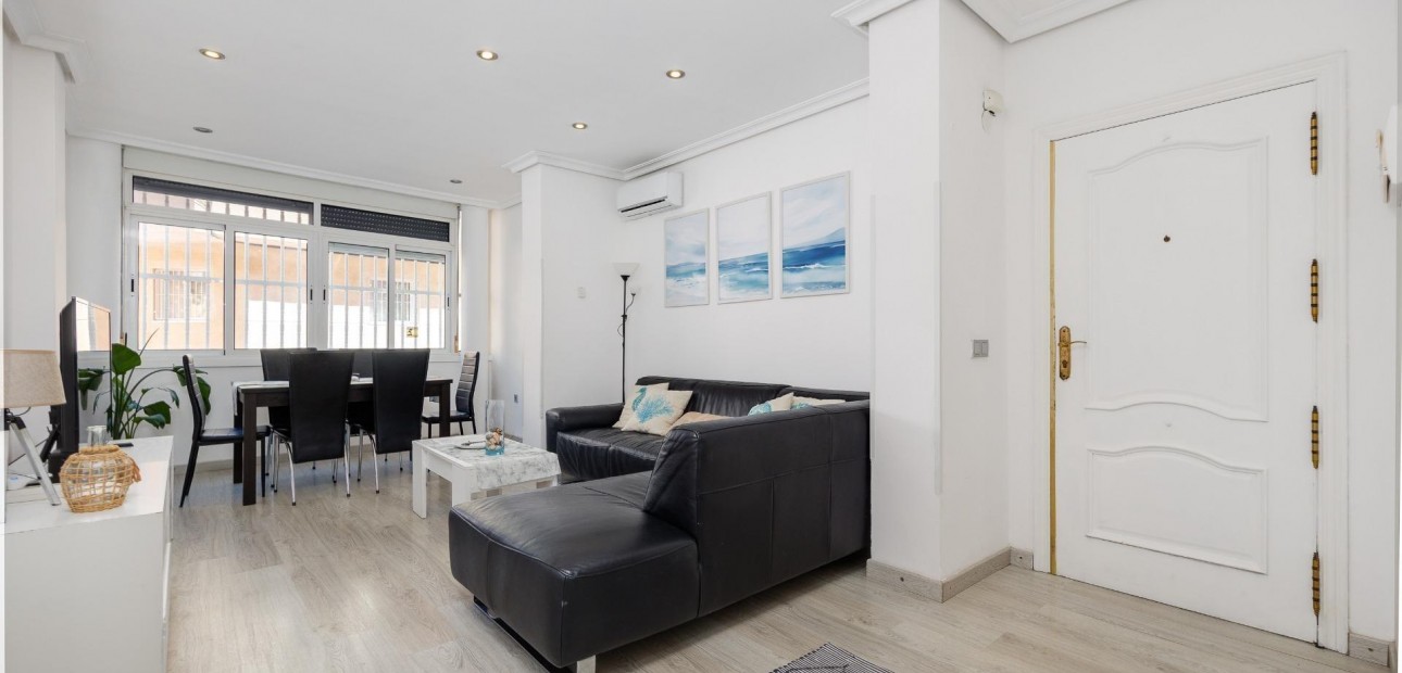 Sale - Apartment / flat -
Torrevieja - Centro