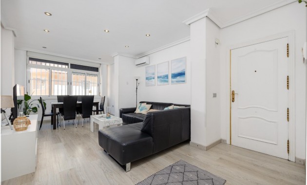 Sale - Apartment / flat -
Torrevieja - Centro