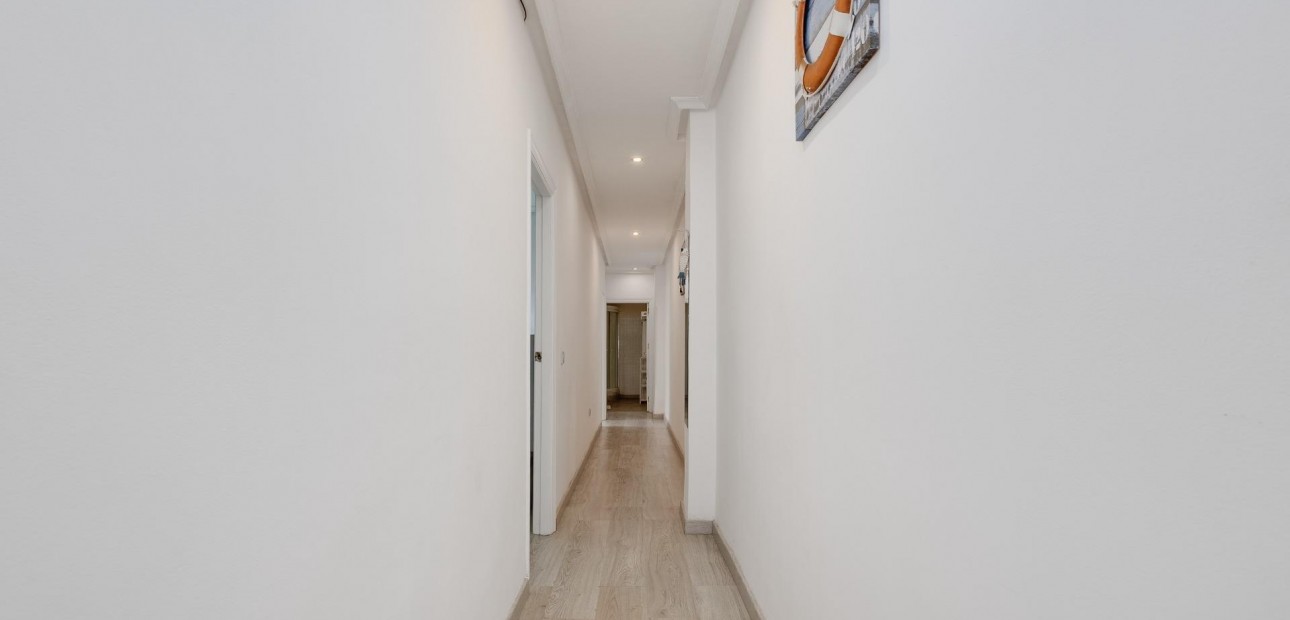 Sale - Apartment / flat -
Torrevieja - Centro