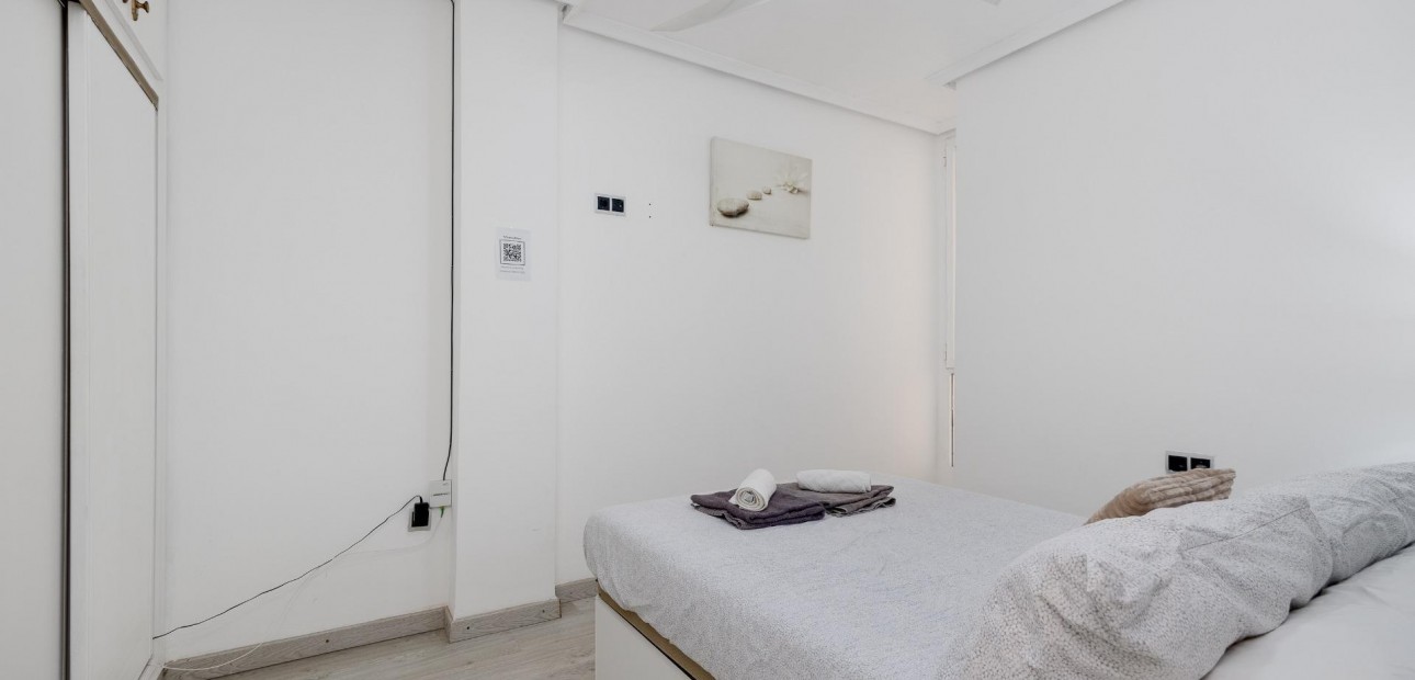 Sale - Apartment / flat -
Torrevieja - Centro