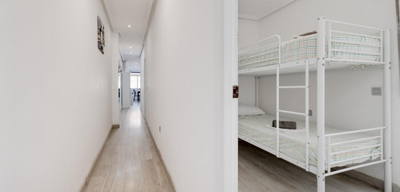 Sale - Apartment / flat -
Torrevieja - Centro