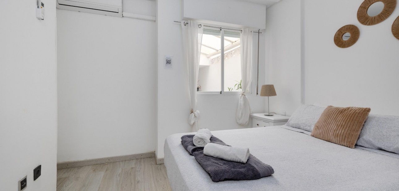 Sale - Apartment / flat -
Torrevieja - Centro