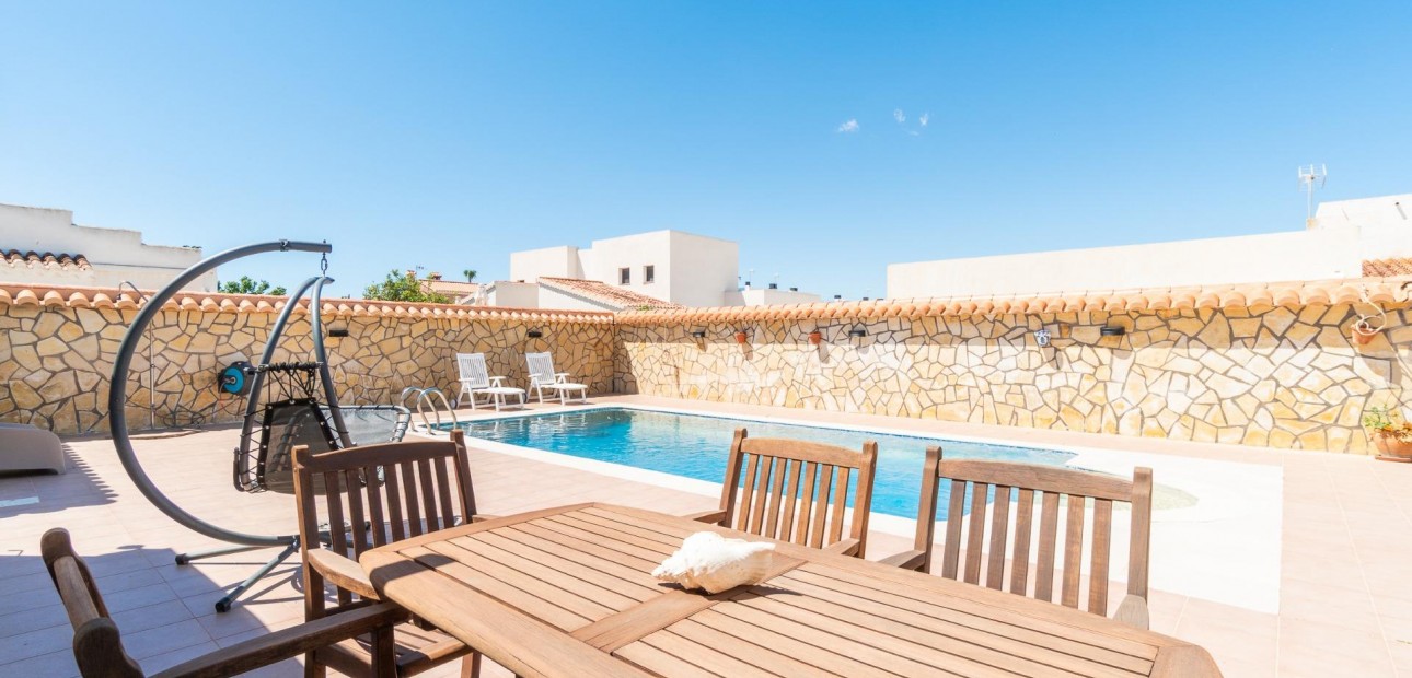 Sale - Villa -
Torrevieja - Torreta florida