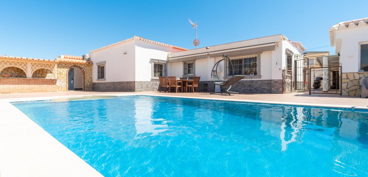 Sale - Villa -
Torrevieja - Torreta florida
