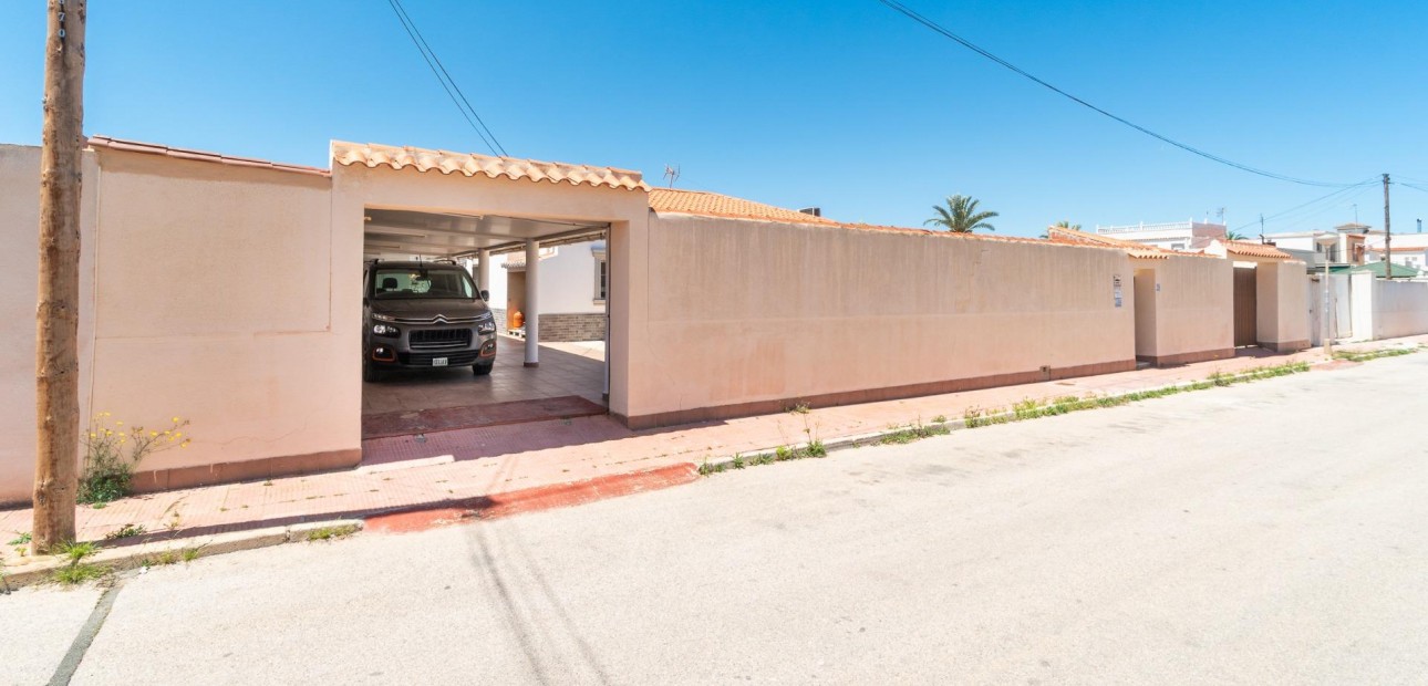 Sale - Villa -
Torrevieja - Torreta florida
