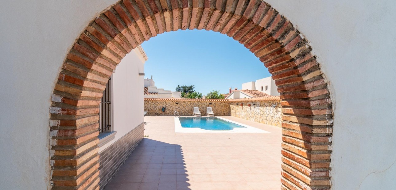 Sale - Villa -
Torrevieja - Torreta florida
