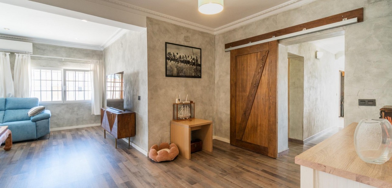 Sale - Villa -
Torrevieja - Torreta florida