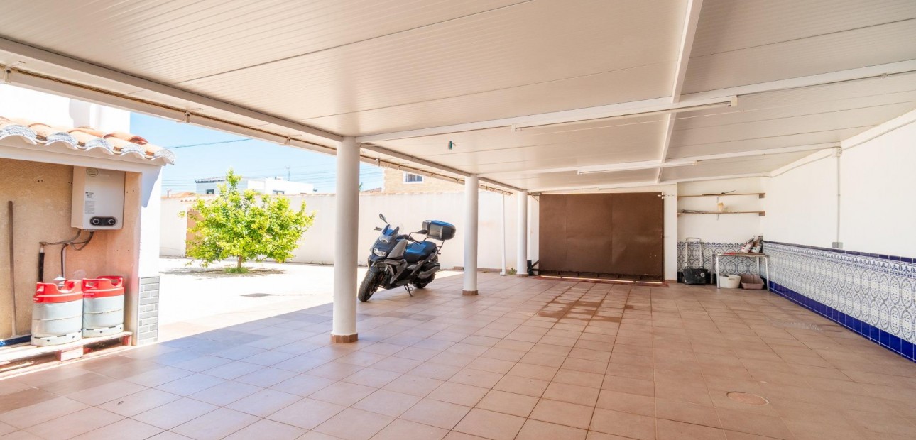 Sale - Villa -
Torrevieja - Torreta florida