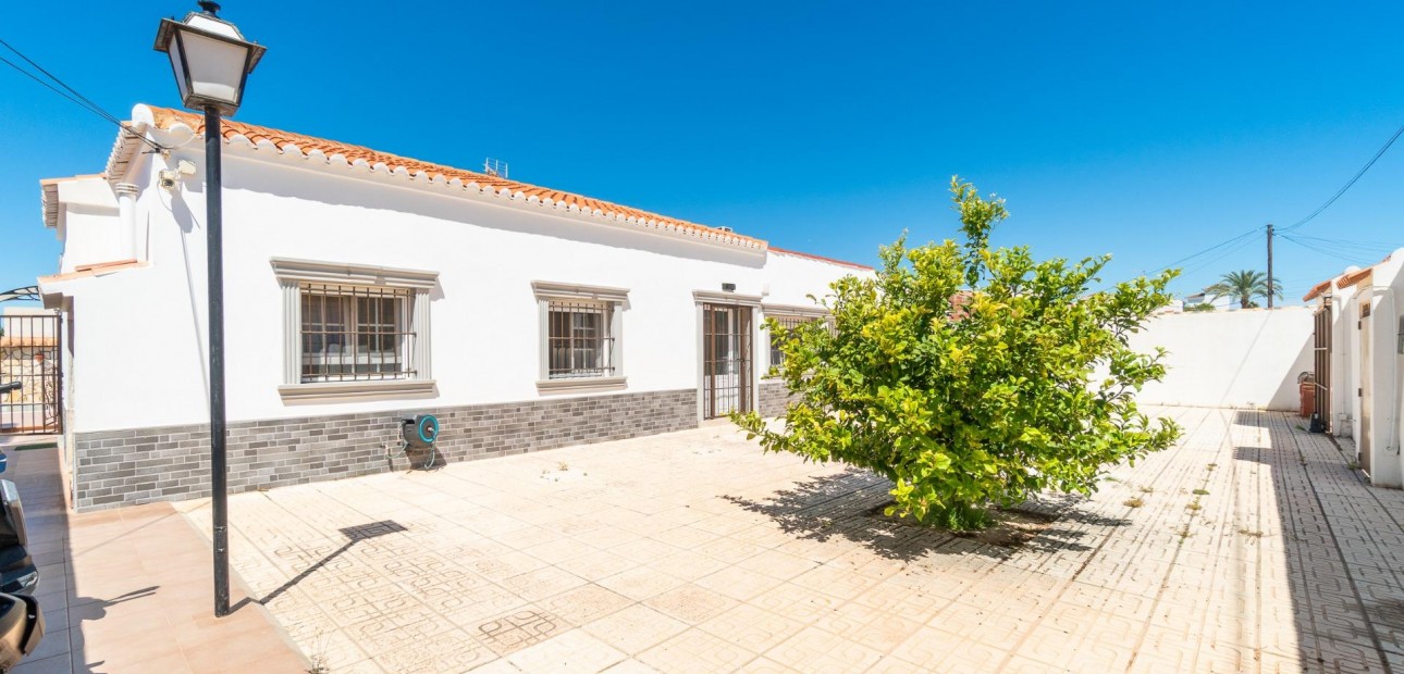 Sale - Villa -
Torrevieja - Torreta florida