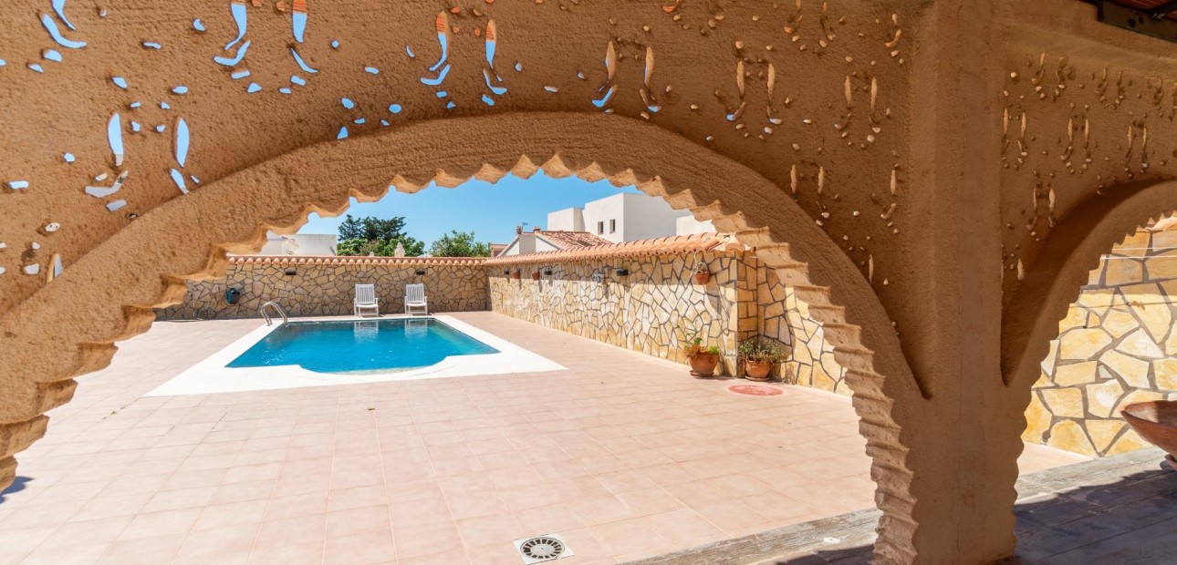 Sale - Villa -
Torrevieja - Torreta florida