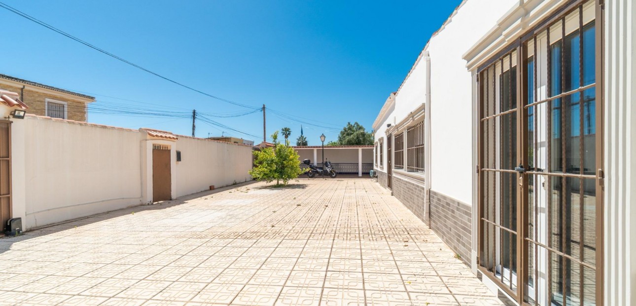 Sale - Villa -
Torrevieja - Torreta florida