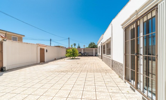 Sale - Villa -
Torrevieja - Torreta florida