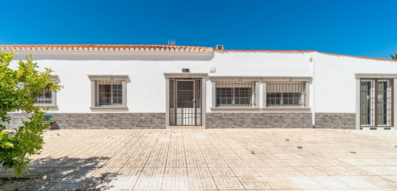 Sale - Villa -
Torrevieja - Torreta florida