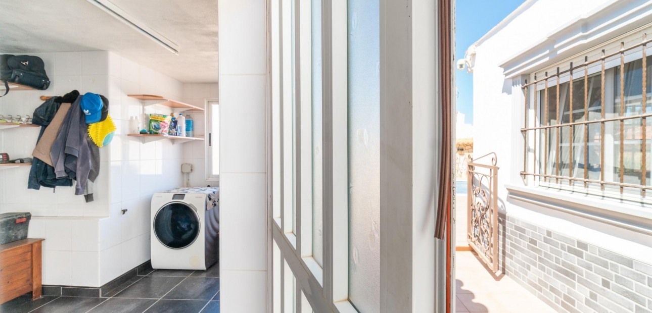 Sale - Villa -
Torrevieja - Torreta florida
