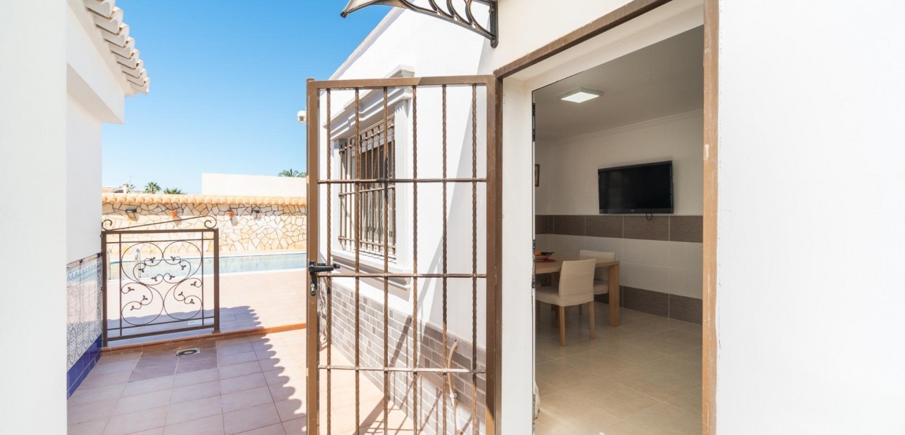 Sale - Villa -
Torrevieja - Torreta florida