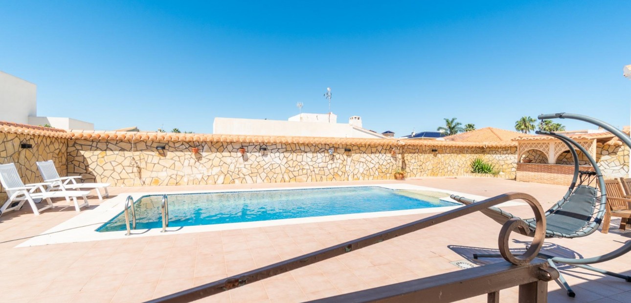 Sale - Villa -
Torrevieja - Torreta florida