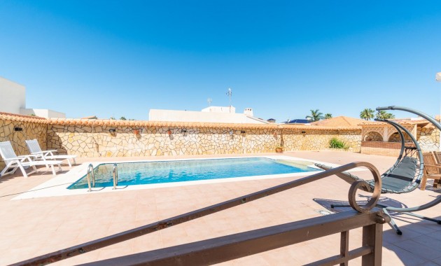 Sale - Villa -
Torrevieja - Torreta florida