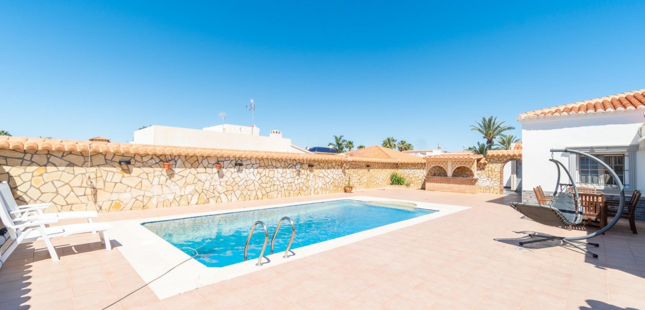 Sale - Villa -
Torrevieja - Torreta florida
