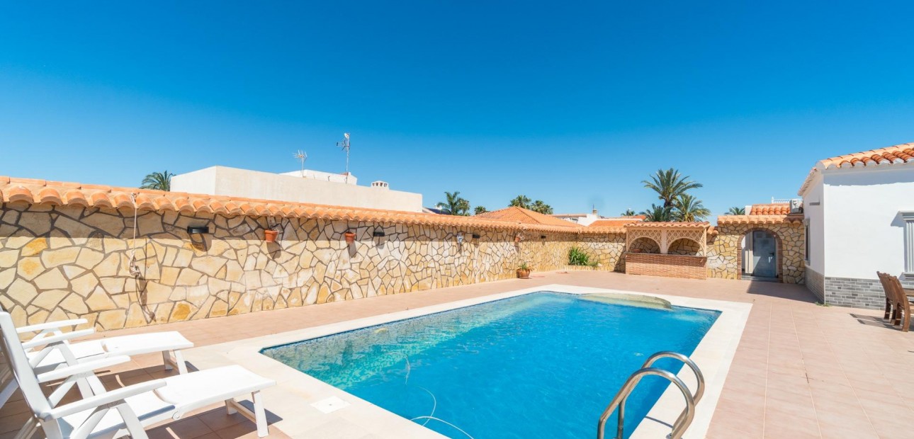Sale - Villa -
Torrevieja - Torreta florida