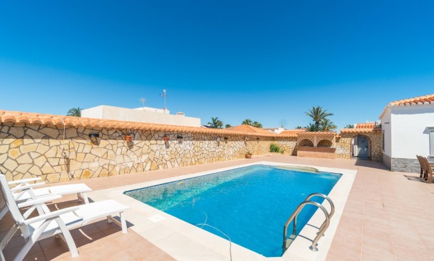 Sale - Villa -
Torrevieja - Torreta florida