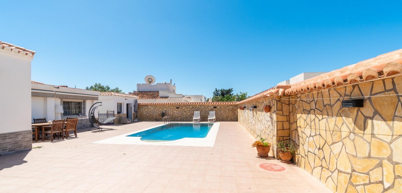 Sale - Villa -
Torrevieja - Torreta florida