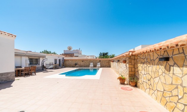 Sale - Villa -
Torrevieja - Torreta florida