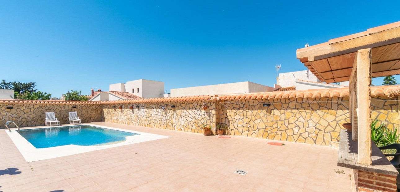 Sale - Villa -
Torrevieja - Torreta florida