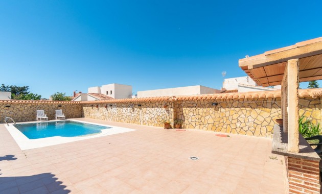Sale - Villa -
Torrevieja - Torreta florida
