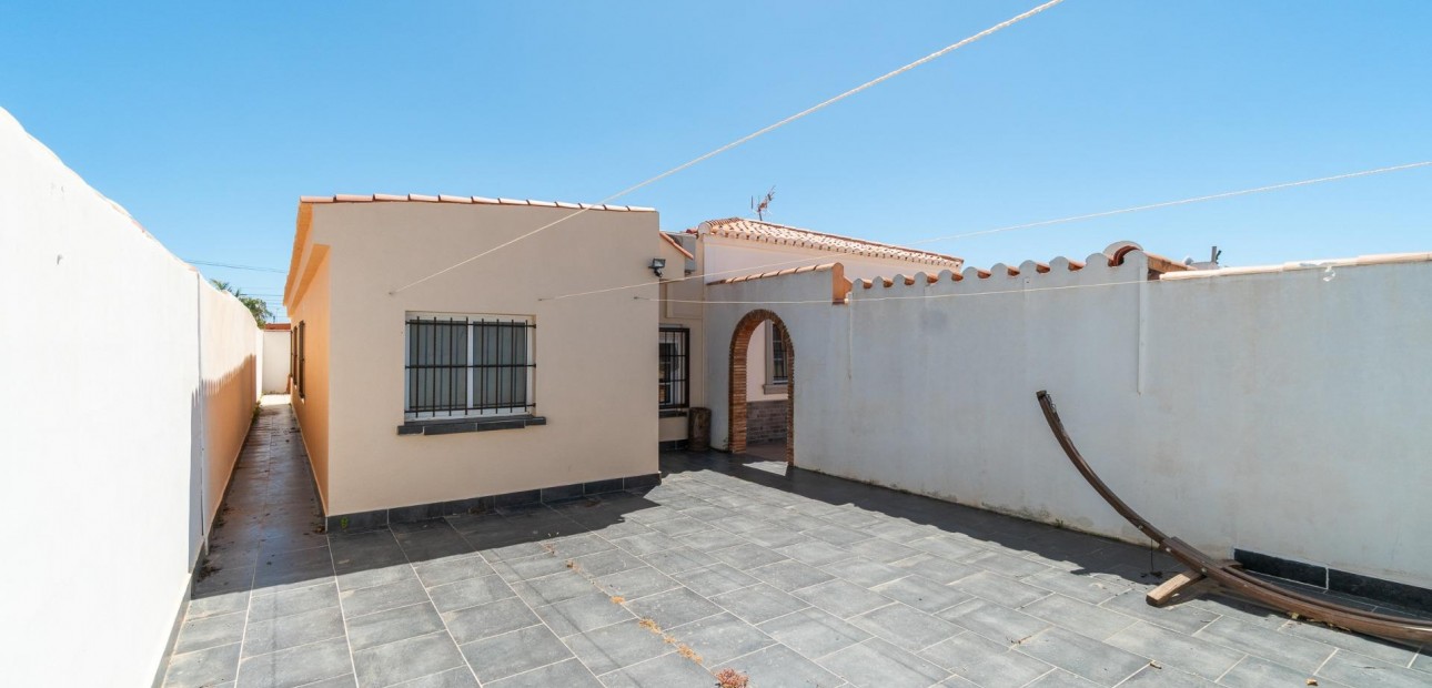 Sale - Villa -
Torrevieja - Torreta florida