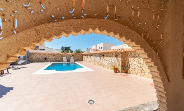 Sale - Villa -
Torrevieja - Torreta florida
