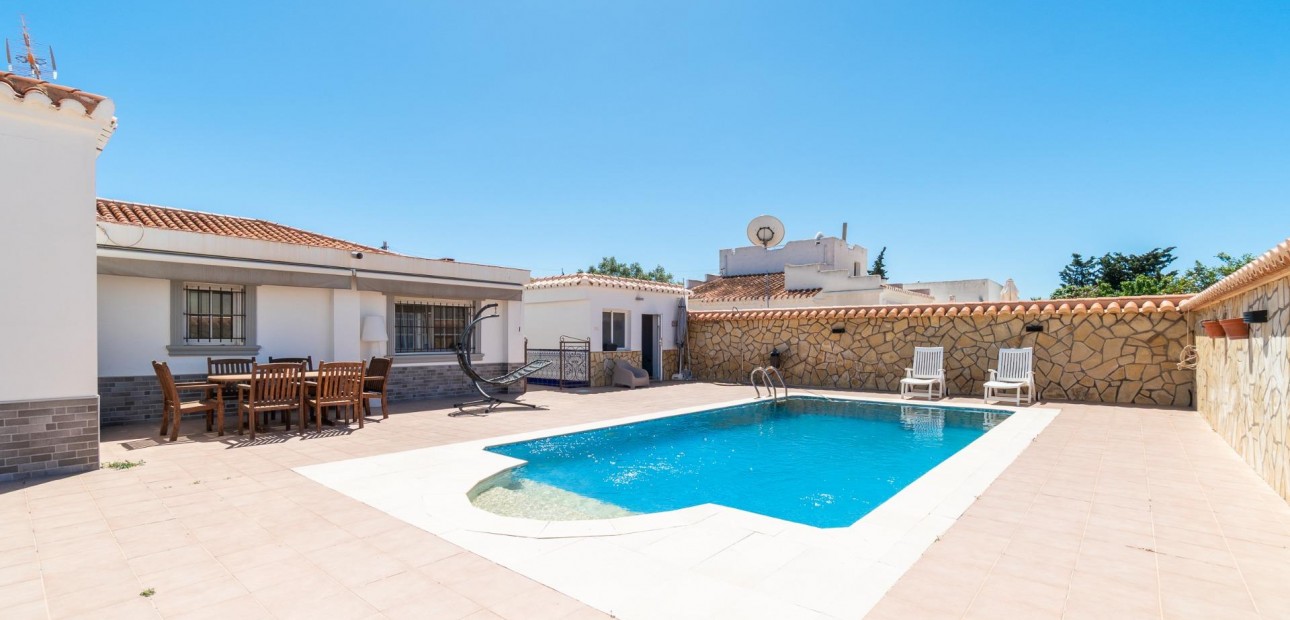 Sale - Villa -
Torrevieja - Torreta florida