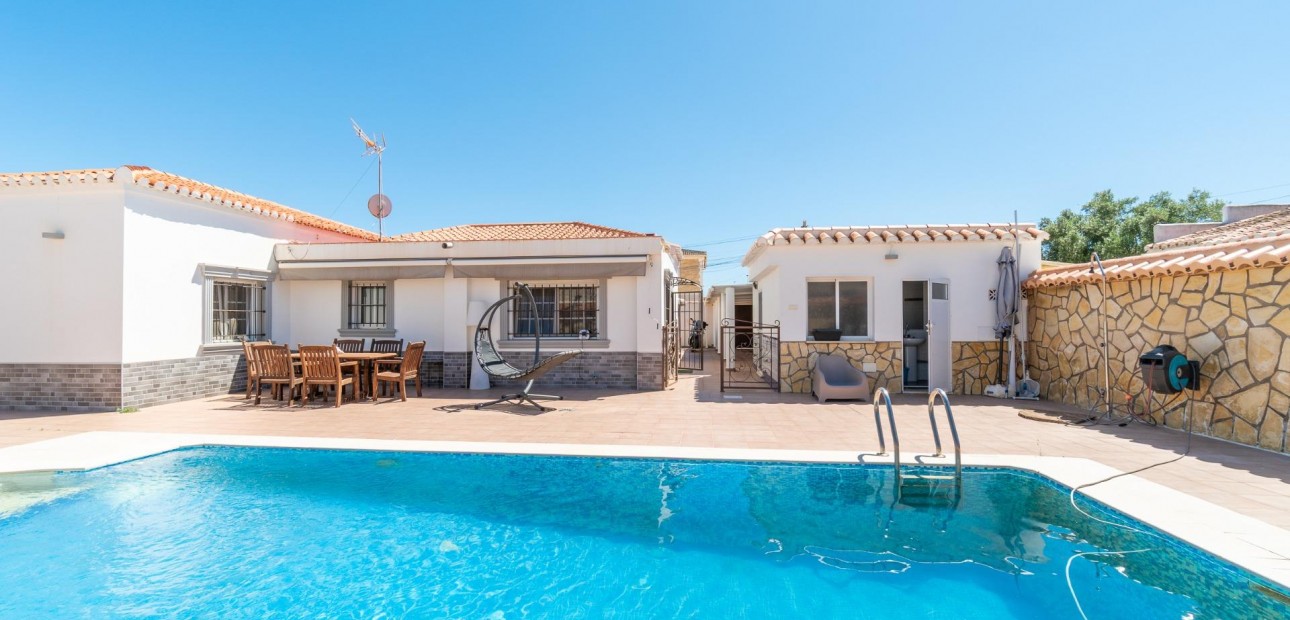 Sale - Villa -
Torrevieja - Torreta florida