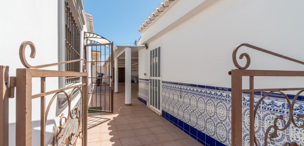 Sale - Villa -
Torrevieja - Torreta florida
