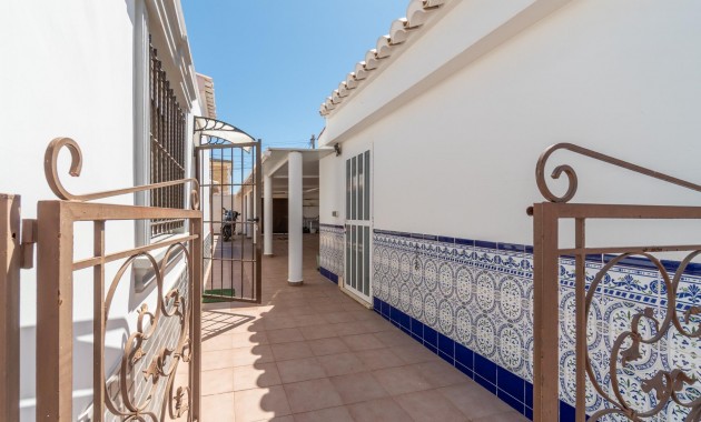 Sale - Villa -
Torrevieja - Torreta florida