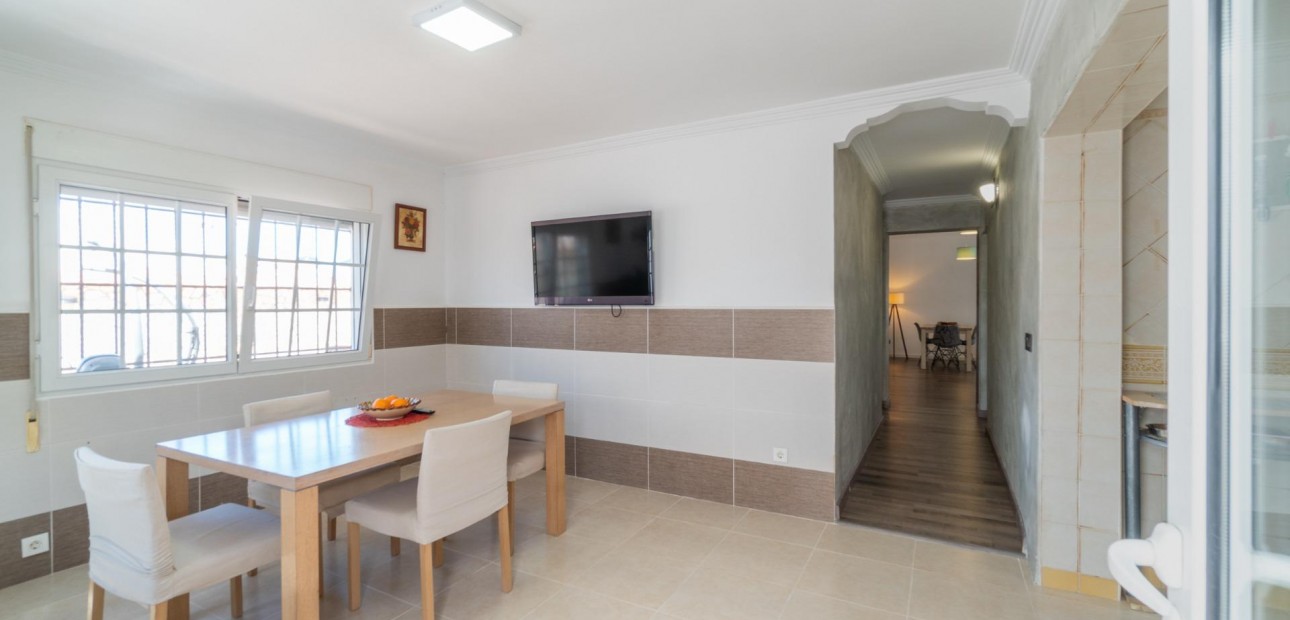 Sale - Villa -
Torrevieja - Torreta florida