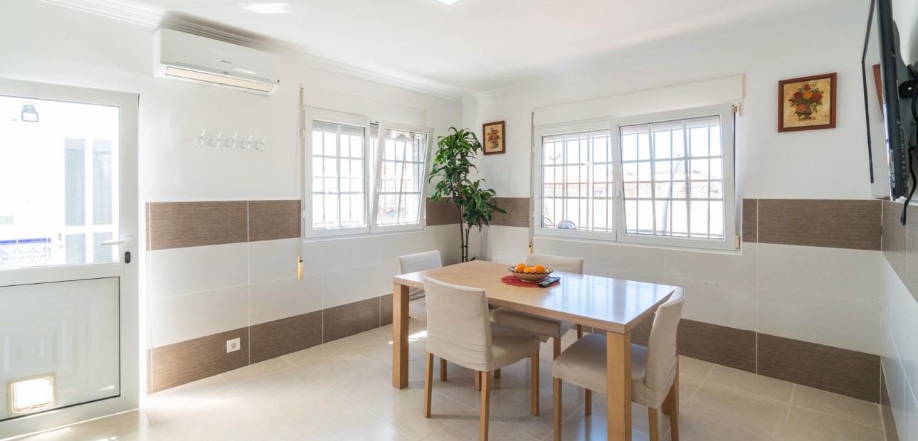 Sale - Villa -
Torrevieja - Torreta florida
