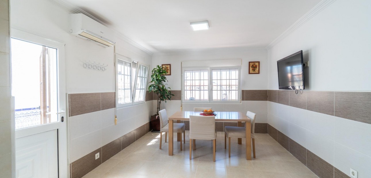 Sale - Villa -
Torrevieja - Torreta florida