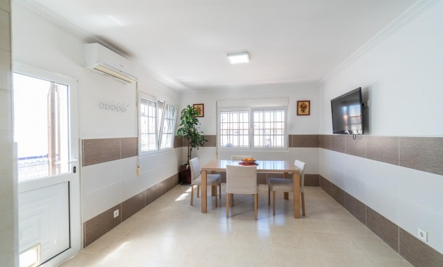 Sale - Villa -
Torrevieja - Torreta florida
