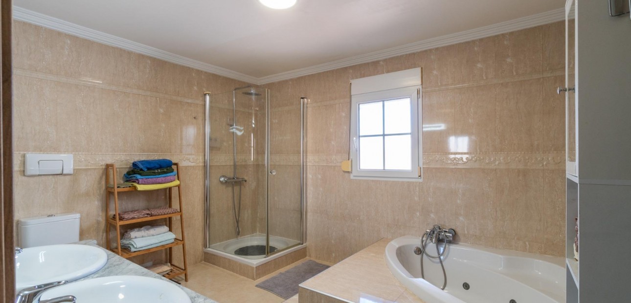 Sale - Villa -
Torrevieja - Torreta florida
