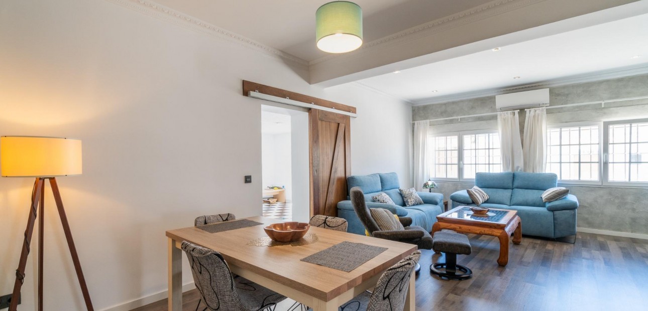 Sale - Villa -
Torrevieja - Torreta florida