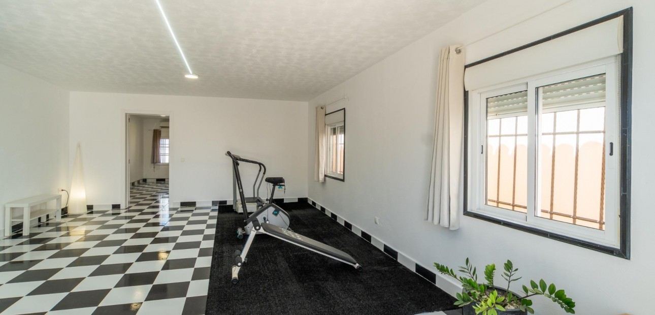 Sale - Villa -
Torrevieja - Torreta florida