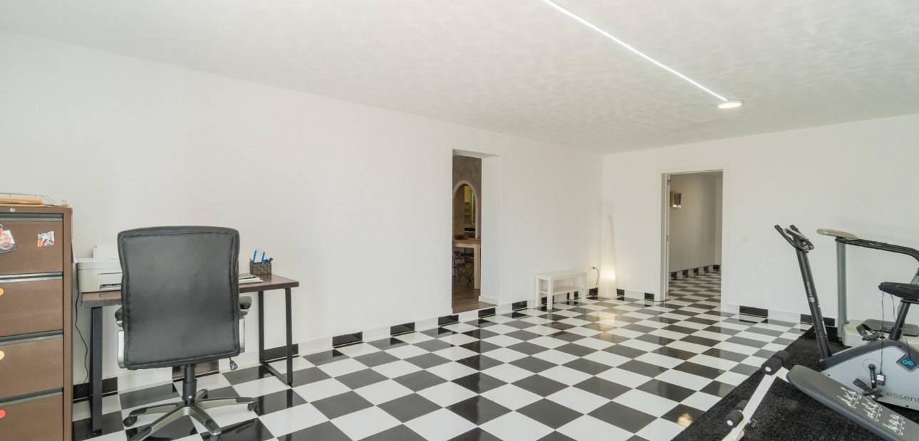 Sale - Villa -
Torrevieja - Torreta florida