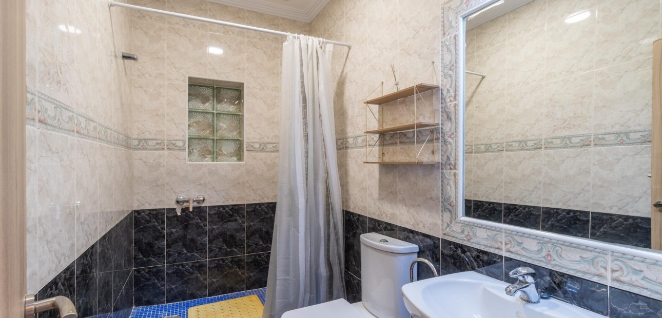Sale - Villa -
Torrevieja - Torreta florida
