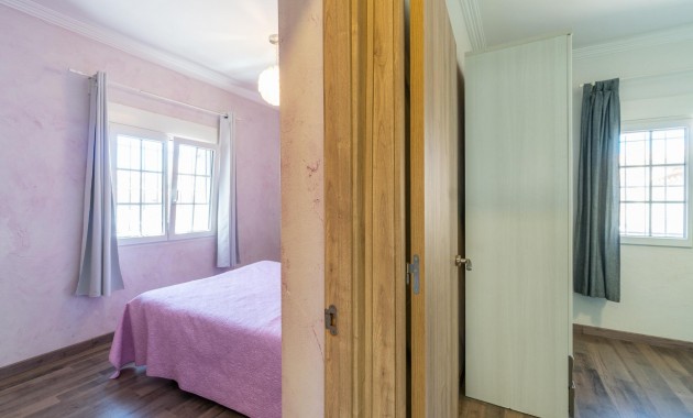 Sale - Villa -
Torrevieja - Torreta florida
