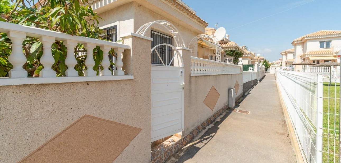 Sale - Villa -
Orihuela Costa - Playa Flamenca