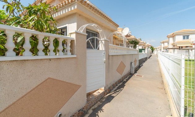 Sale - Villa -
Orihuela Costa - Playa Flamenca