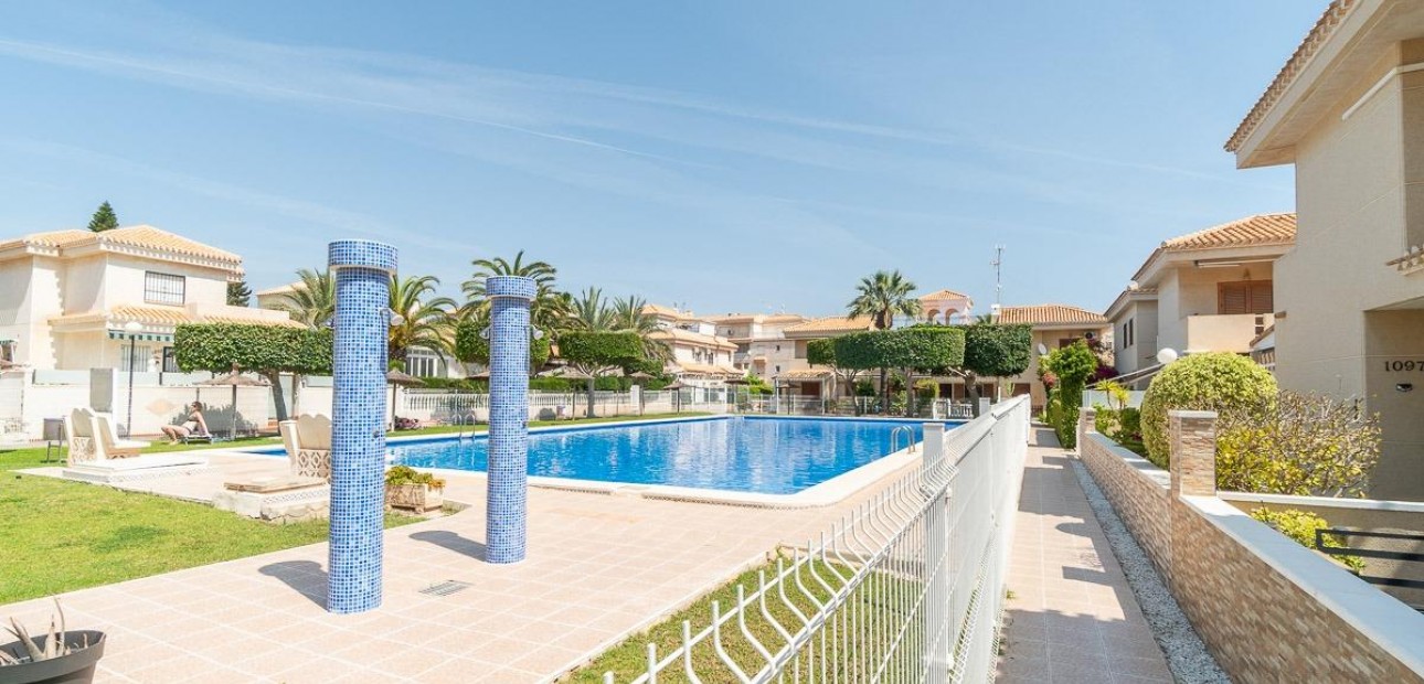 Sale - Villa -
Orihuela Costa - Playa Flamenca