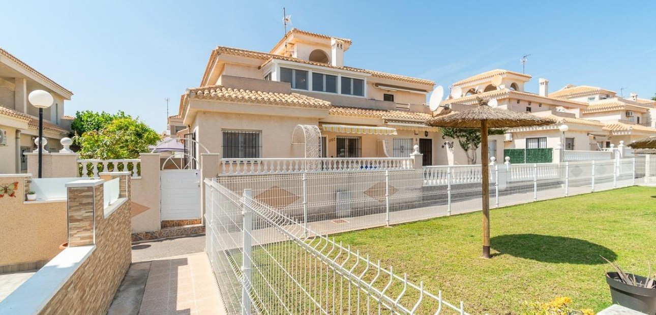 Sale - Villa -
Orihuela Costa - Playa Flamenca