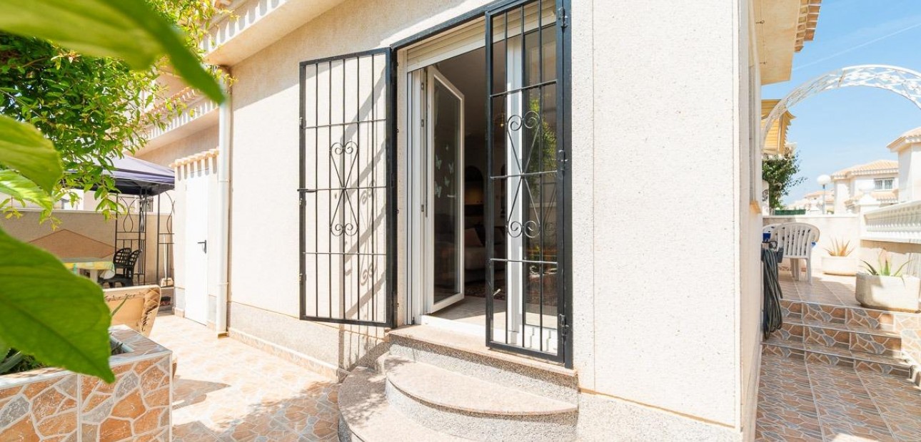 Sale - Villa -
Orihuela Costa - Playa Flamenca