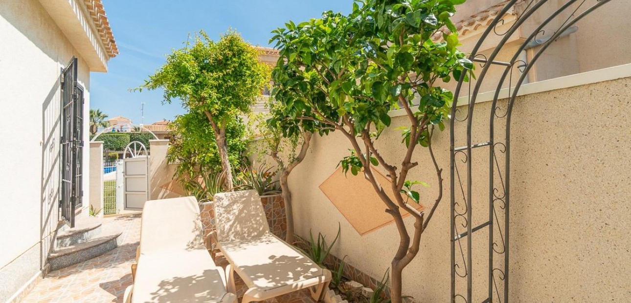 Sale - Villa -
Orihuela Costa - Playa Flamenca